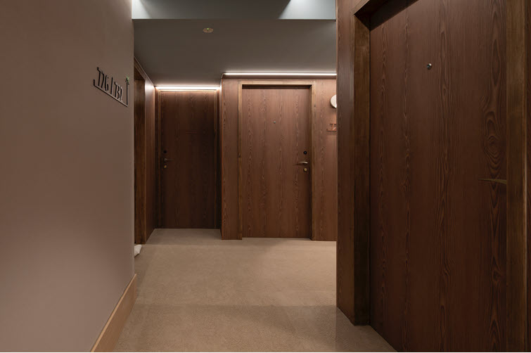 Interieur van Hotel Mövenpick in Zaventem met warm houtdecor